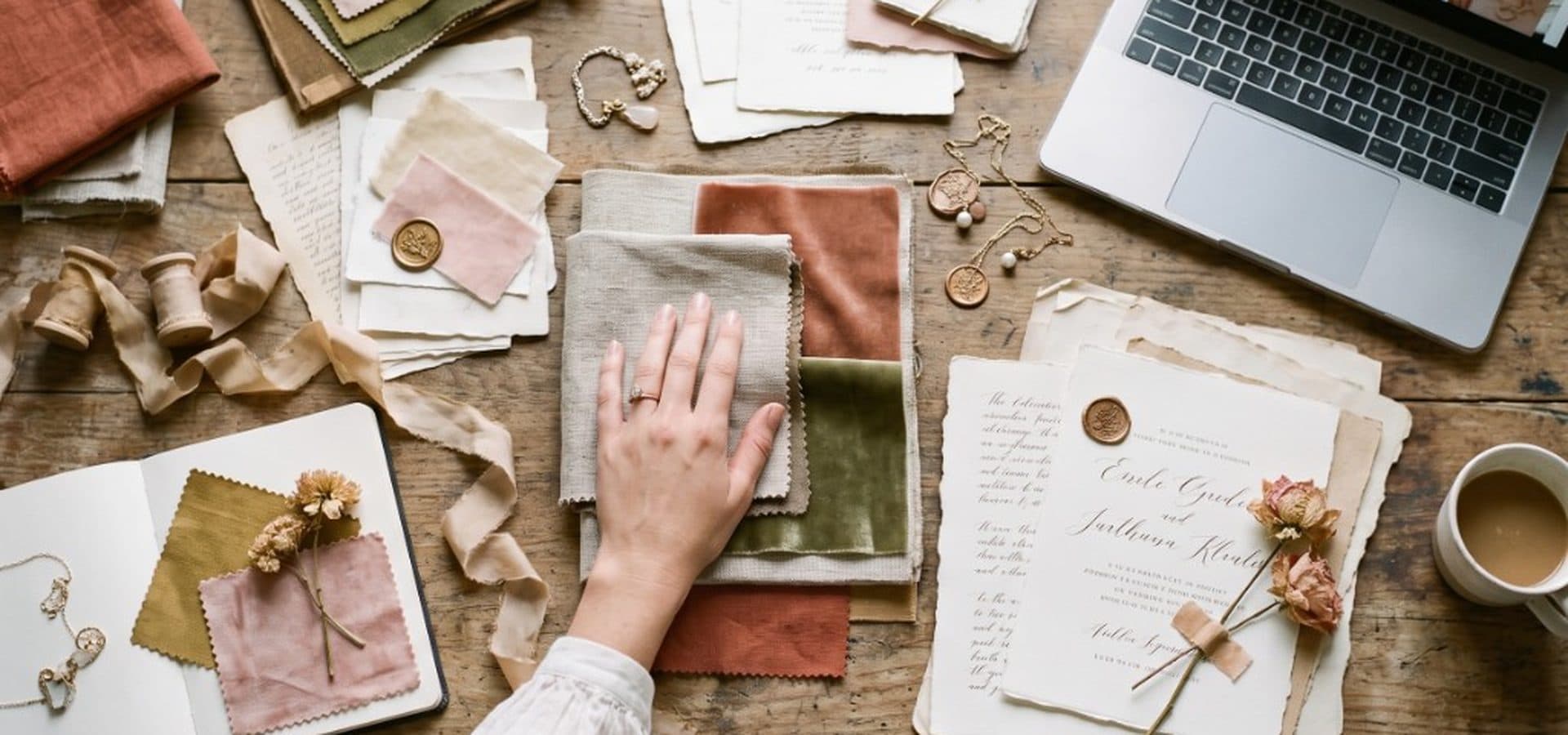 Moodboard de wedding planner : tissus, faire-part, cachets de cire et fleurs séchées